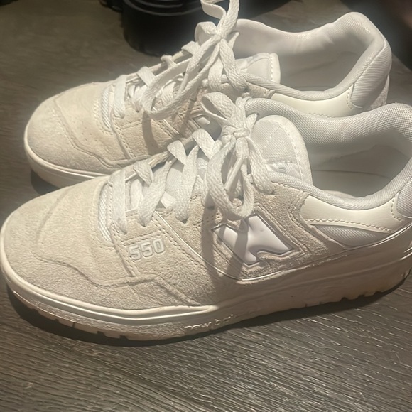 New balance 550 womens 6 eggshell suede color sneaker - Picture 3 of 5